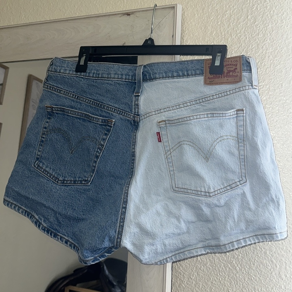 Levi’s Split Color Shorts🌺 - Picture 2 of 3